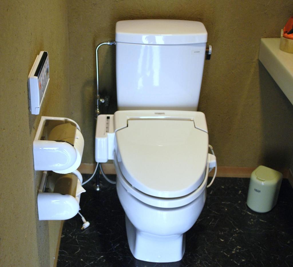 - une salle de bains avec des toilettes blanches dans une cabine dans l'établissement Bettei Senjyuan, à Minakami