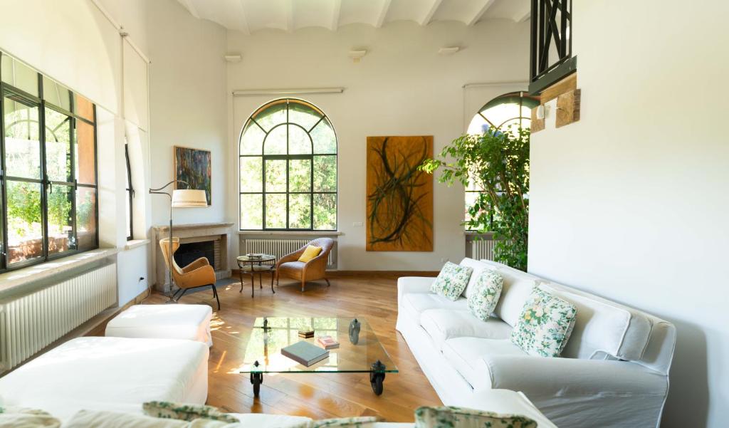 - un salon avec des canapés blancs et une cheminée dans l'établissement Villa Terme di Caracalla with private Swimming Pool, à Rome