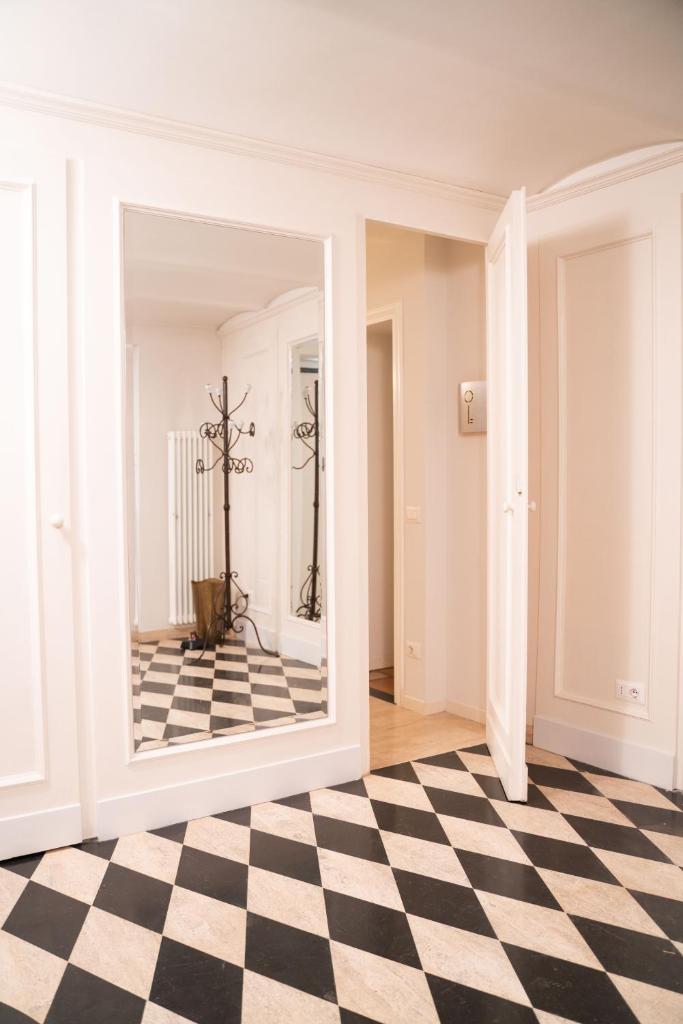 - un miroir dans une chambre avec un sol en damier dans l'établissement Villa Terme di Caracalla with private Swimming Pool, à Rome