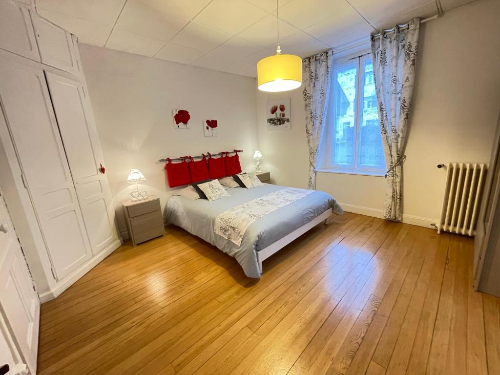 une chambre avec un lit et une grande fenêtre dans l'établissement Le Chamois, à Gérardmer 15 autres photos