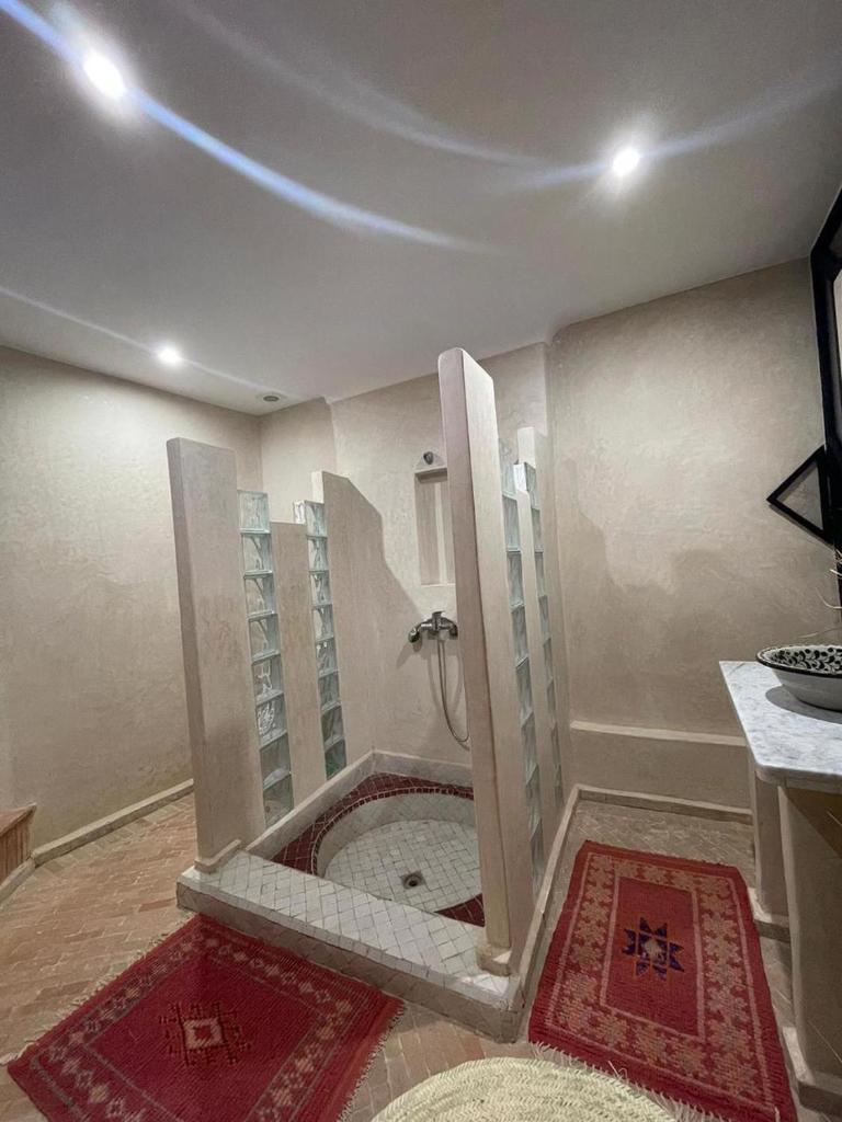 - une salle de bains avec douche dans l'angle de la chambre dans l'établissement Riad Baroud, à Marrakech