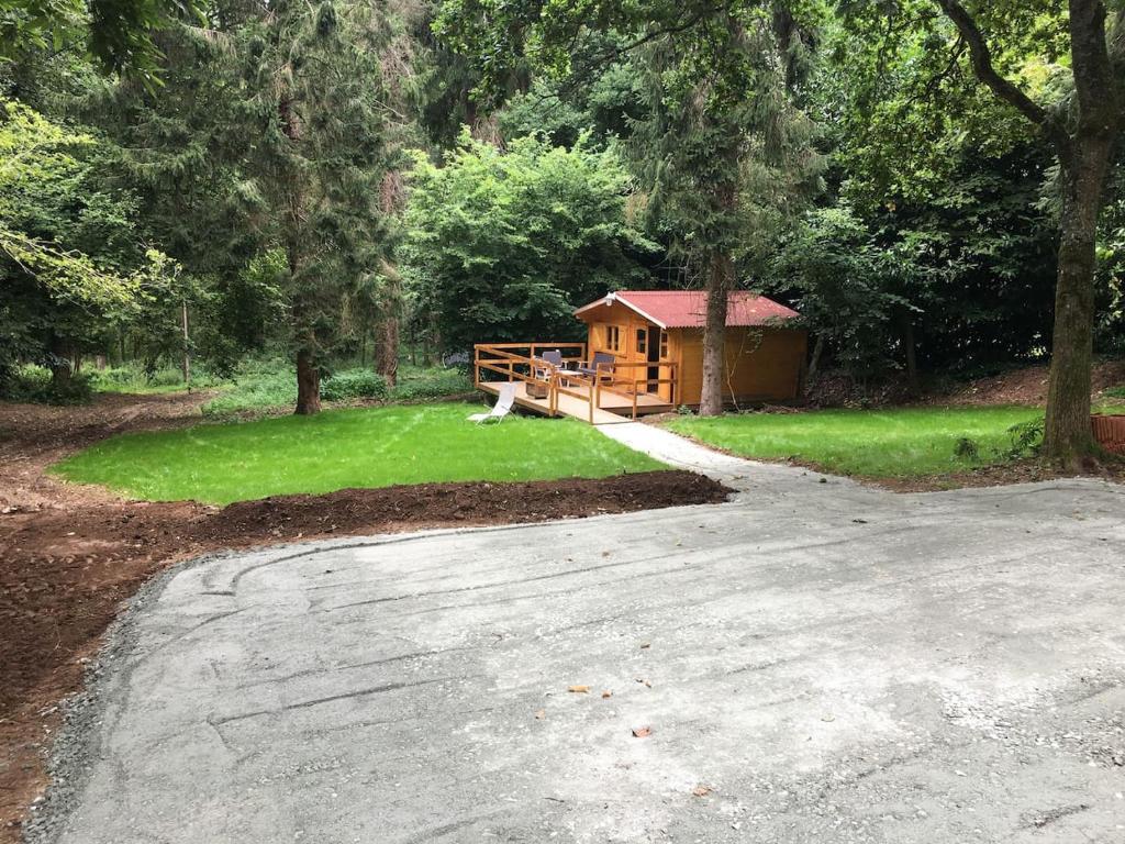 une allée menant à une cabine dans un parc dans l'établissement Cabane au milieu des bois, à Lanvellec