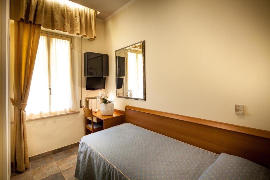 une chambre avec un lit et une fenêtre dans l'établissement Hotel Angela, à Fano