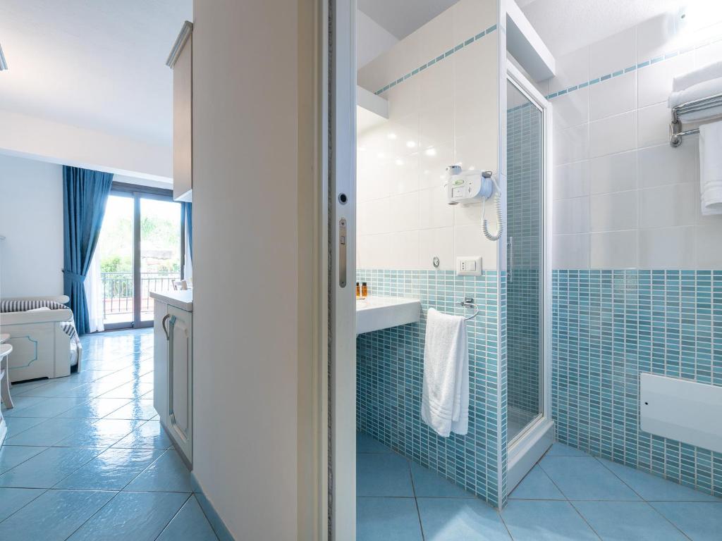 une salle de bain avec un lavabo et une douche dans l'établissement Green Village Resort, à Villasimius