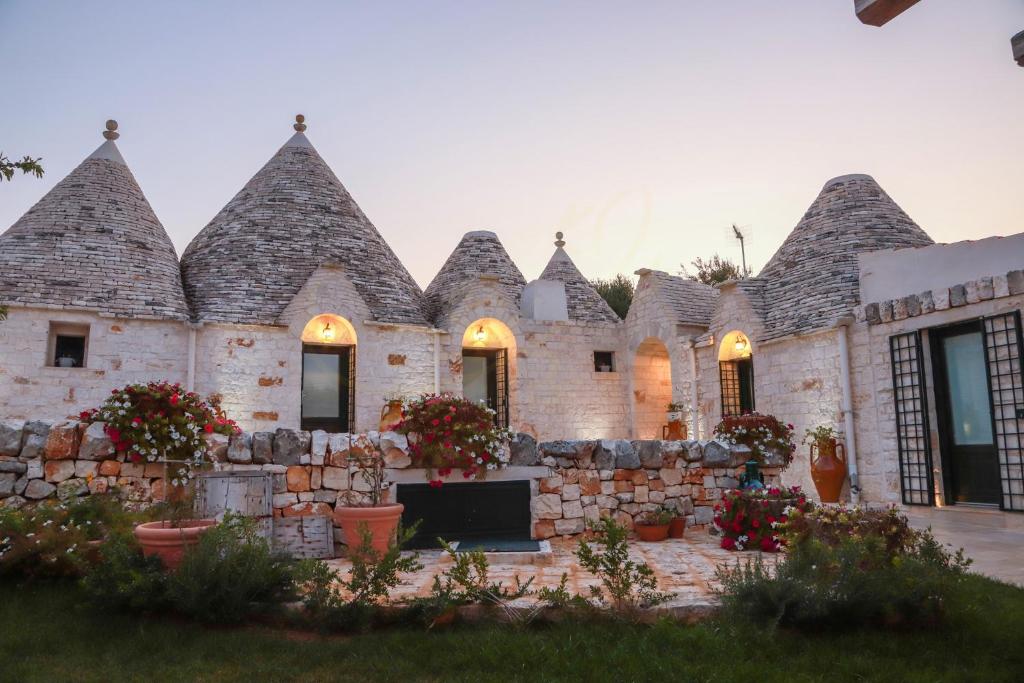 TD Trulli della Magnolia Trulli w Amazing Garden 8