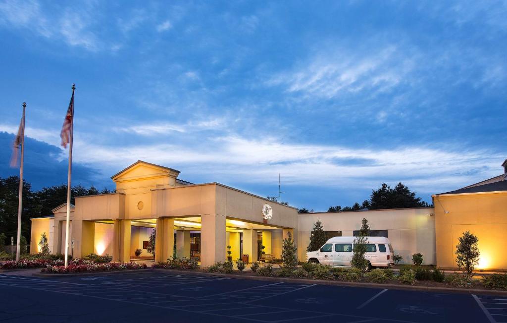 DoubleTree by Hilton Charlotte Airport Image