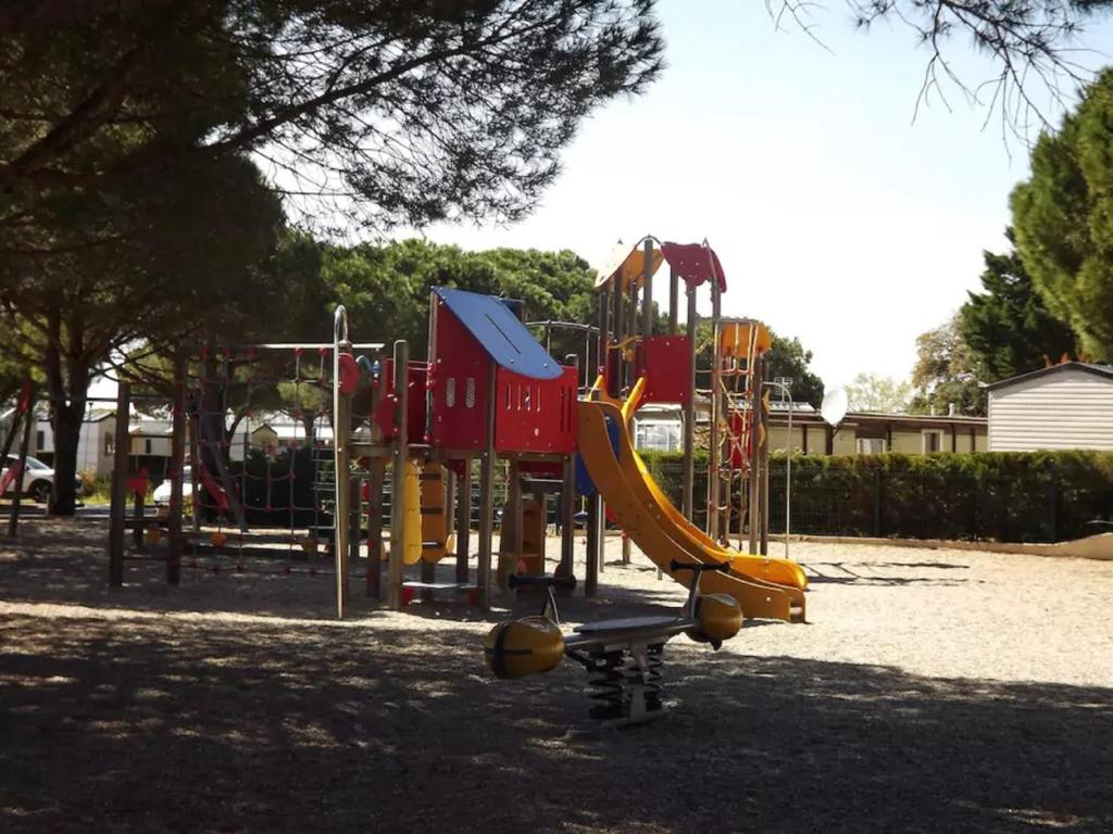 une aire de jeux avec un toboggan dans un parc dans l'établissement BT - L'Aventura 2 ch, 2 sdb, entre mer et Petite Camargue, super équipé, à Lattes