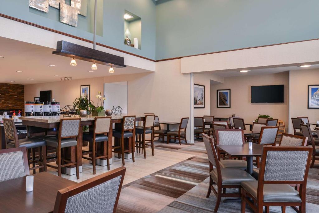 Hampton Inn & Suites Denver-Speer Boulevard Image