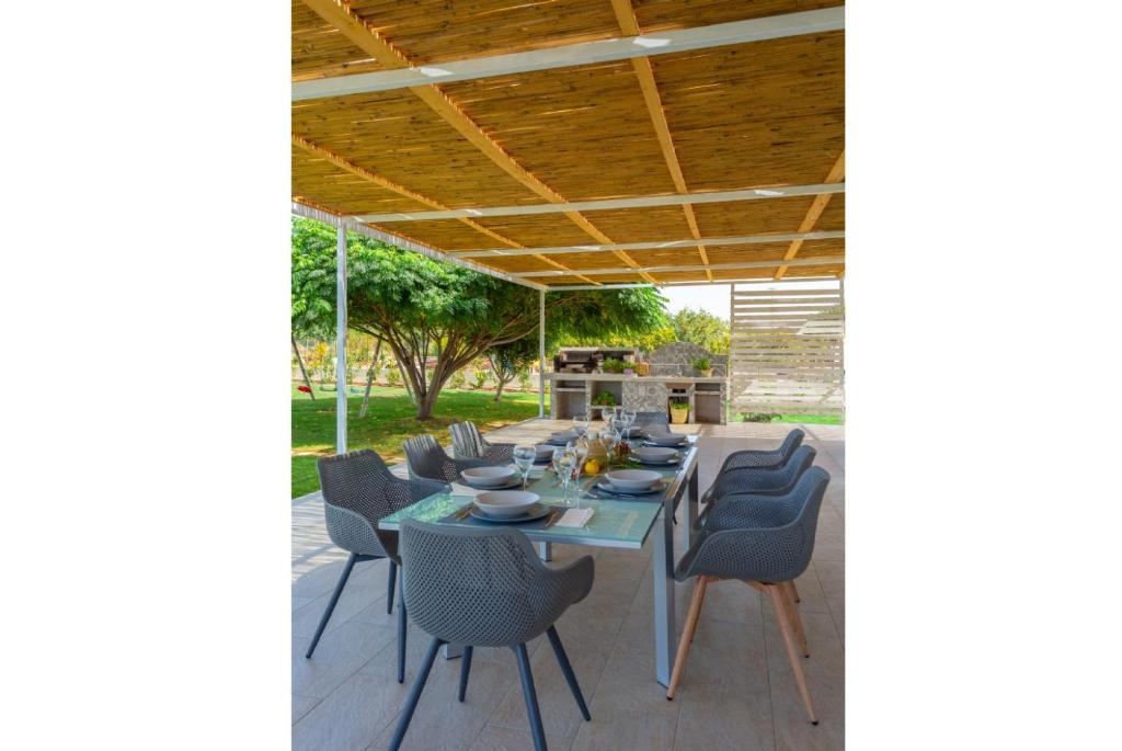 d'une terrasse avec une table et des chaises sous un auvent. dans l'établissement Villa Akos, à Raguse