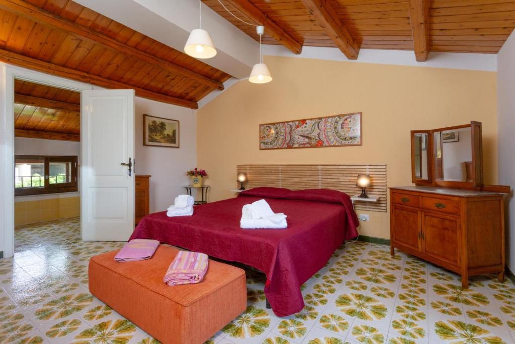 - une chambre avec un lit et une commode avec des serviettes dans l'établissement Villa Palazzola, à Scicli 49 autres photos