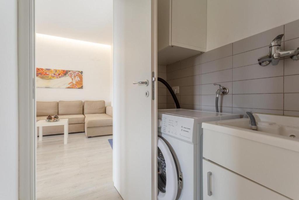 une cuisine avec un évier et une machine à laver dans l'établissement Villino Malva, à Scicli 33 autres photos