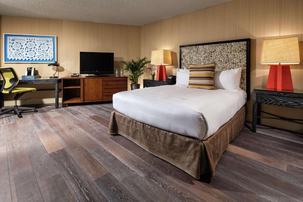 Hotel Maya - a DoubleTree by Hilton Hotel Image