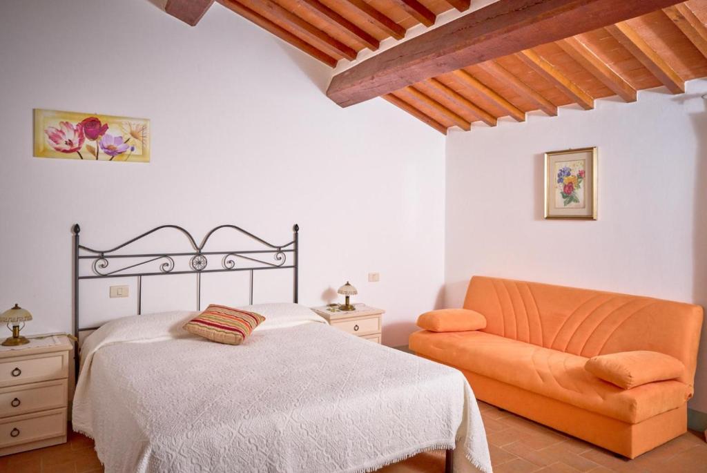 - une chambre avec un lit et une chaise orange dans l'établissement Casale Donatelli, à Radicofani 37 autres photos