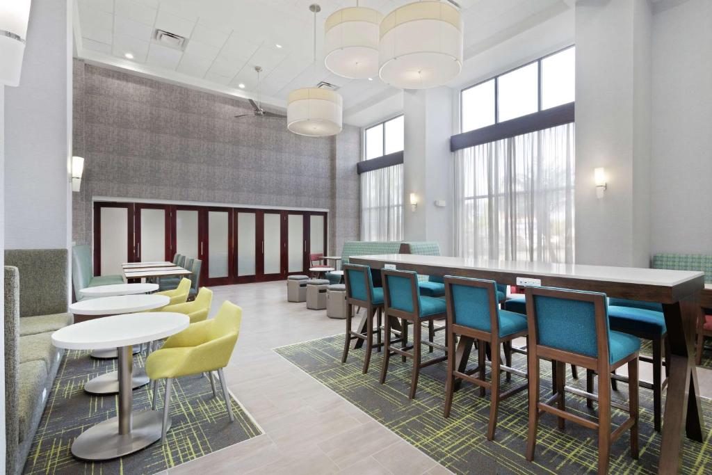 Hampton Inn & Suites Orlando International Drive North Image