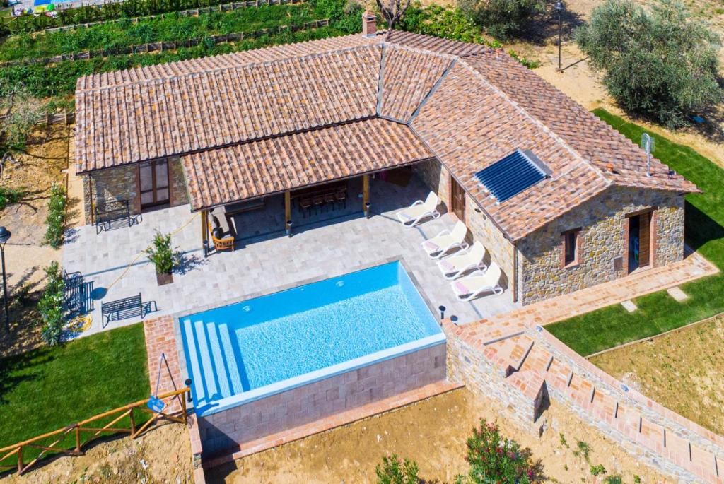 une vue aérienne d'une maison avec piscine dans l'établissement Villa il Melograno, à Parrano
