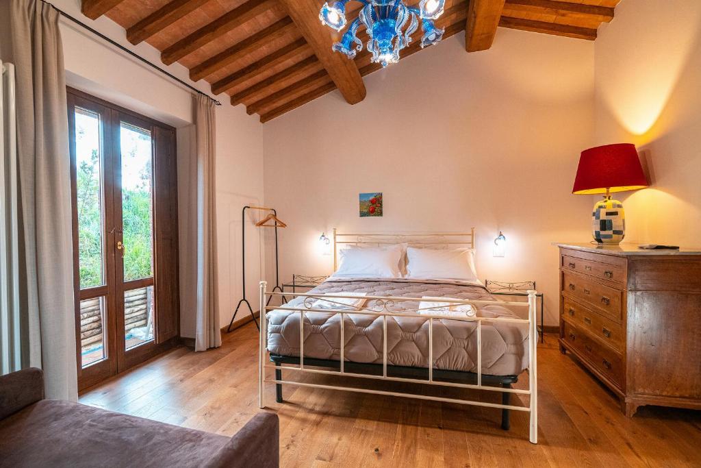 une chambre avec un lit, une commode et une fenêtre dans l'établissement Villa il Melograno, à Parrano