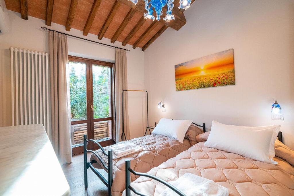 une chambre avec deux lits et une fenêtre dans l'établissement Villa il Melograno, à Parrano 21 autres photos