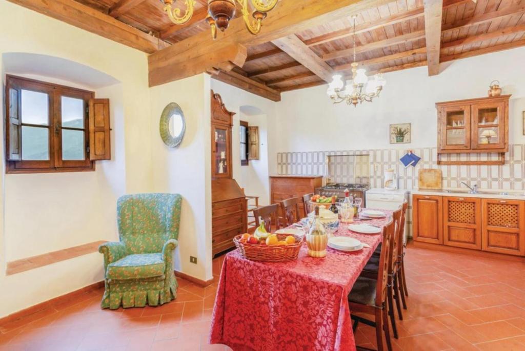 une grande salle à manger avec une table et des chaises dans l'établissement Villa Il Castello, à Ortignano Raggiolo