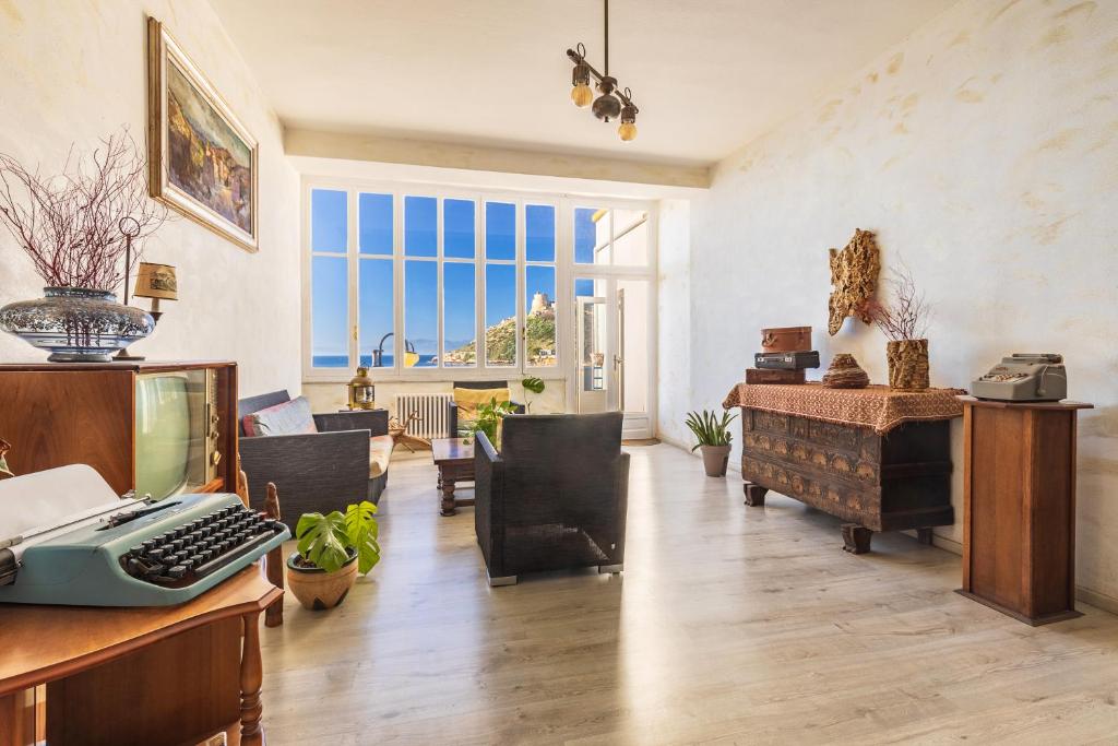 un bureau avec un bureau et un ordinateur dans une pièce dans l'établissement Hotel Calamosca, à Cagliari