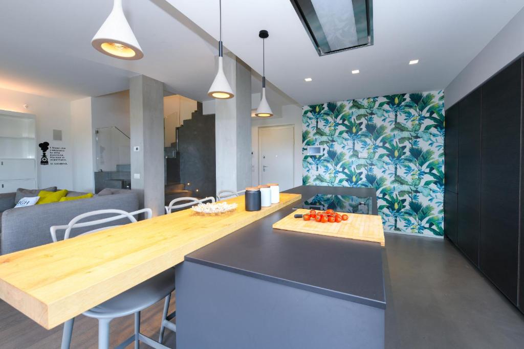 une cuisine avec une table et une salle à manger dans l'établissement Villa Eden - Borgo degli Olivi, à Sirmione 29 autres photos