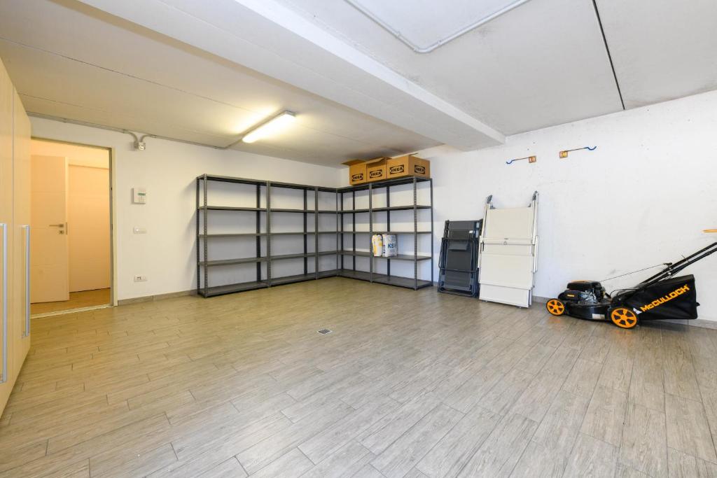 une chambre avec garage et cyclomoteur dans l'établissement Villa Eden - Borgo degli Olivi, à Sirmione