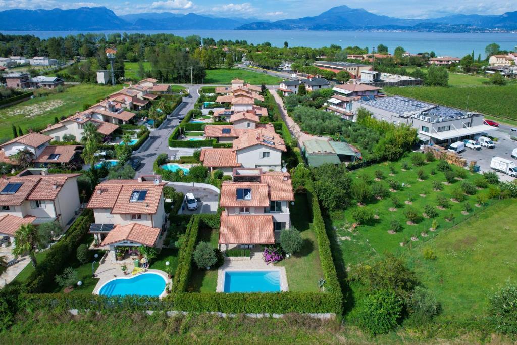 - une vue aérienne sur une villa avec un complexe dans l'établissement Villa Eden - Borgo degli Olivi, à Sirmione