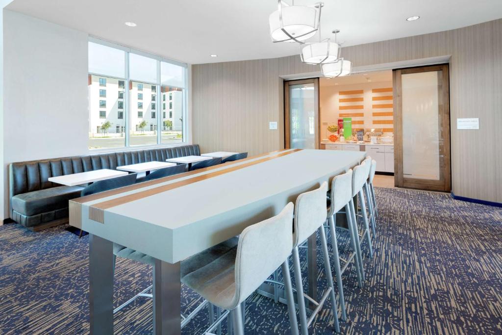 Hampton Inn & Suites San Diego Airport Liberty Station Image