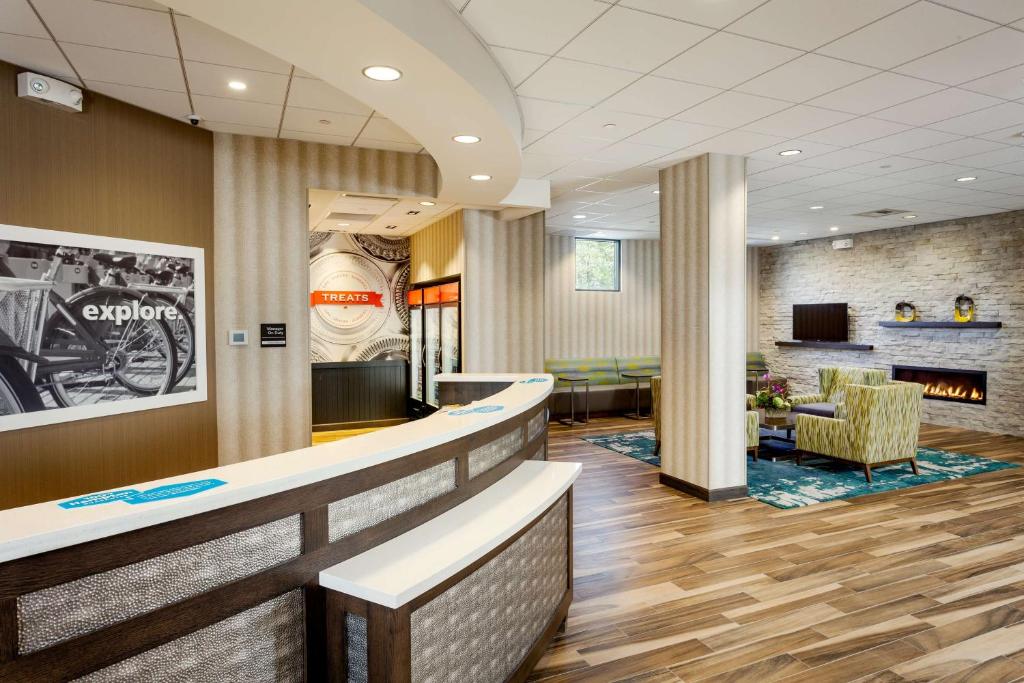 Hampton Inn & Suites by Hilton Seattle/Northgate Image