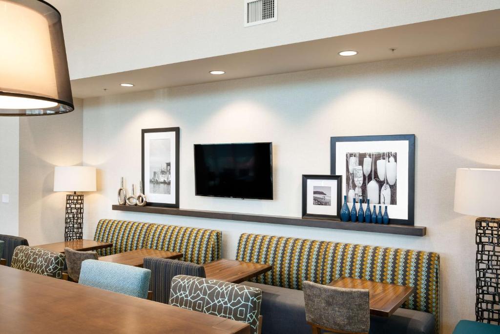 Hampton Inn & Suites by Hilton Seattle/Northgate Image