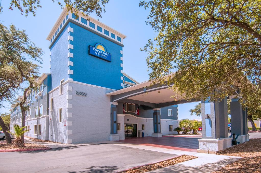 Days Inn & Suites by Wyndham San Antonio North/Stone Oak Image