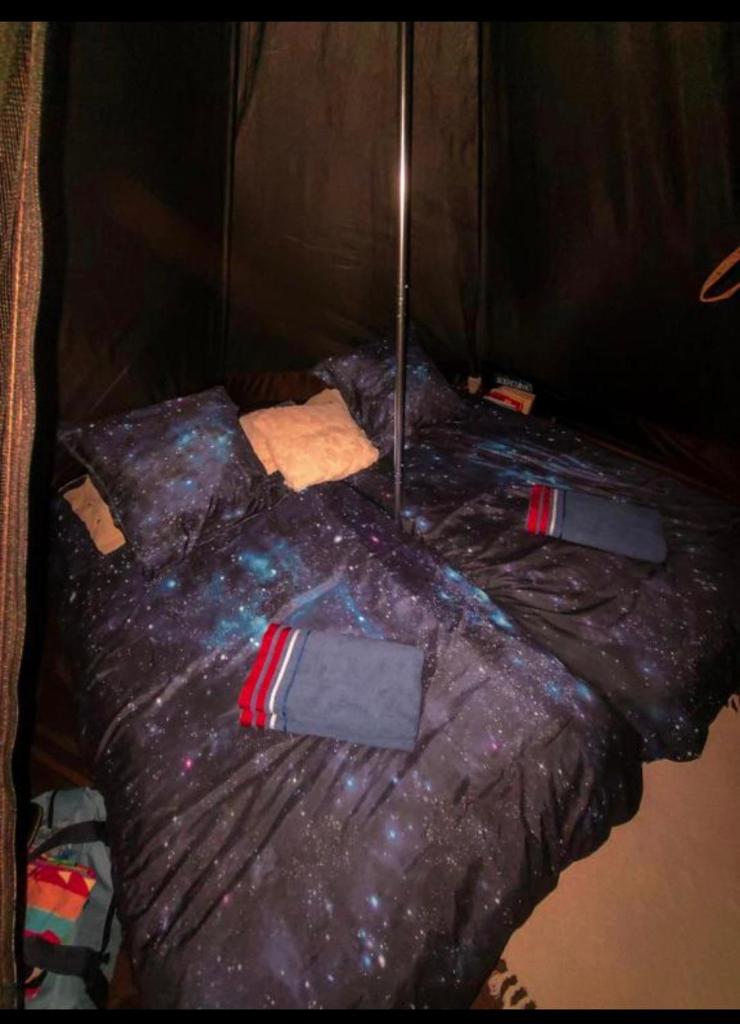 - une couette sur un lit dans l'établissement Tipi sous les étoiles option petit déjeuner et dîner, à Lucéram