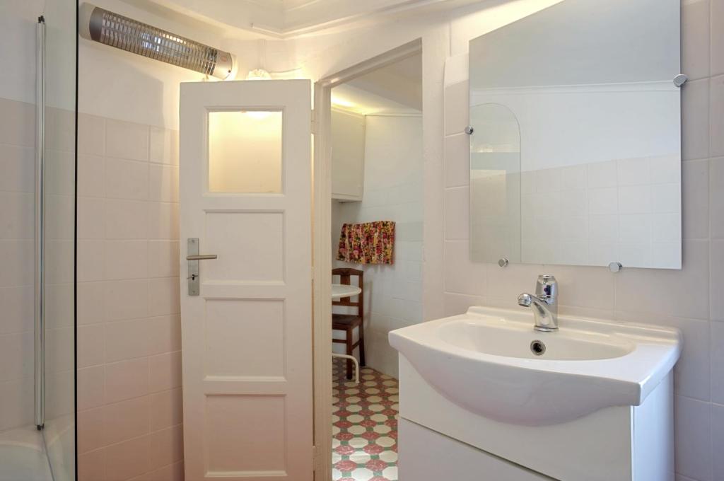 Stay local in Alfama! Deolinda central Home, amazing view 8