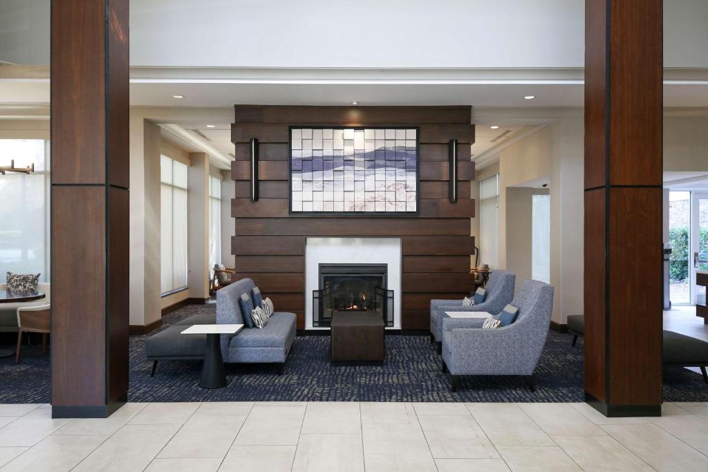Hilton Garden Inn Melville Image