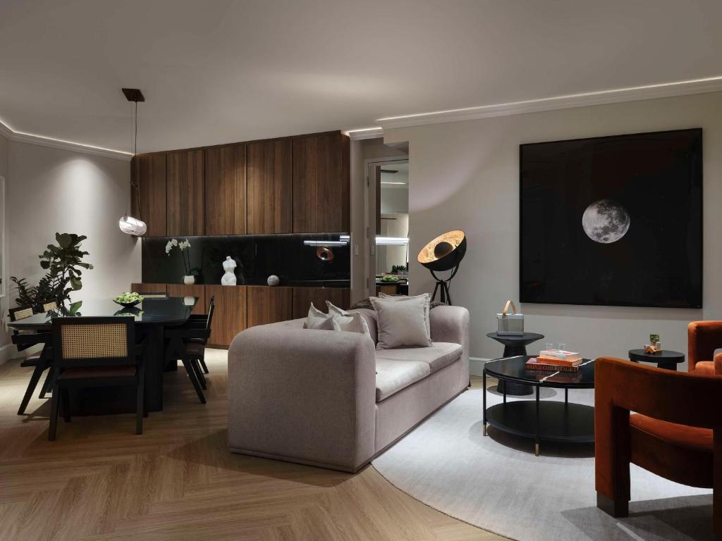 Vogue Hotel Montreal Downtown, Curio Collection by Hilton Image