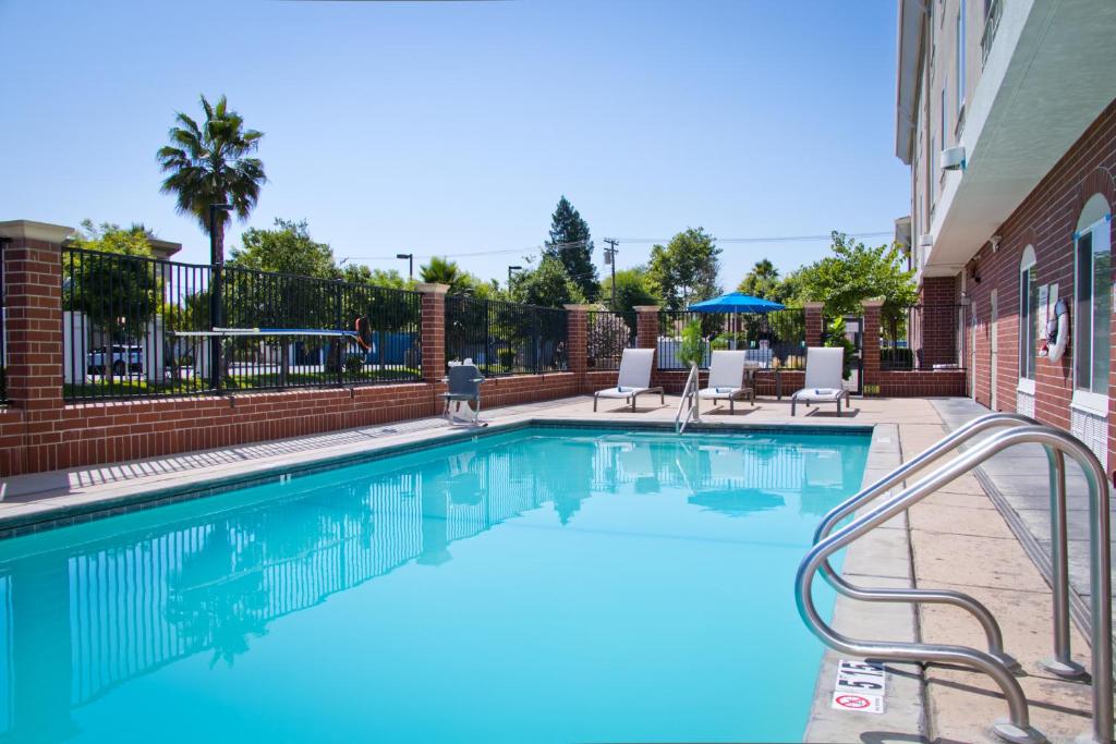 Holiday Inn Express & Suites Sacramento NE Cal Expo, an IHG Hotel Image