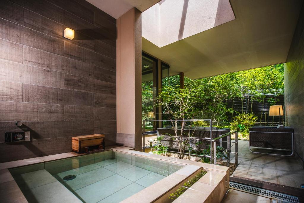 une piscine au milieu d'une maison dans l'établissement Unzen Kyushu Hotel, à Unzen 23 autres photos