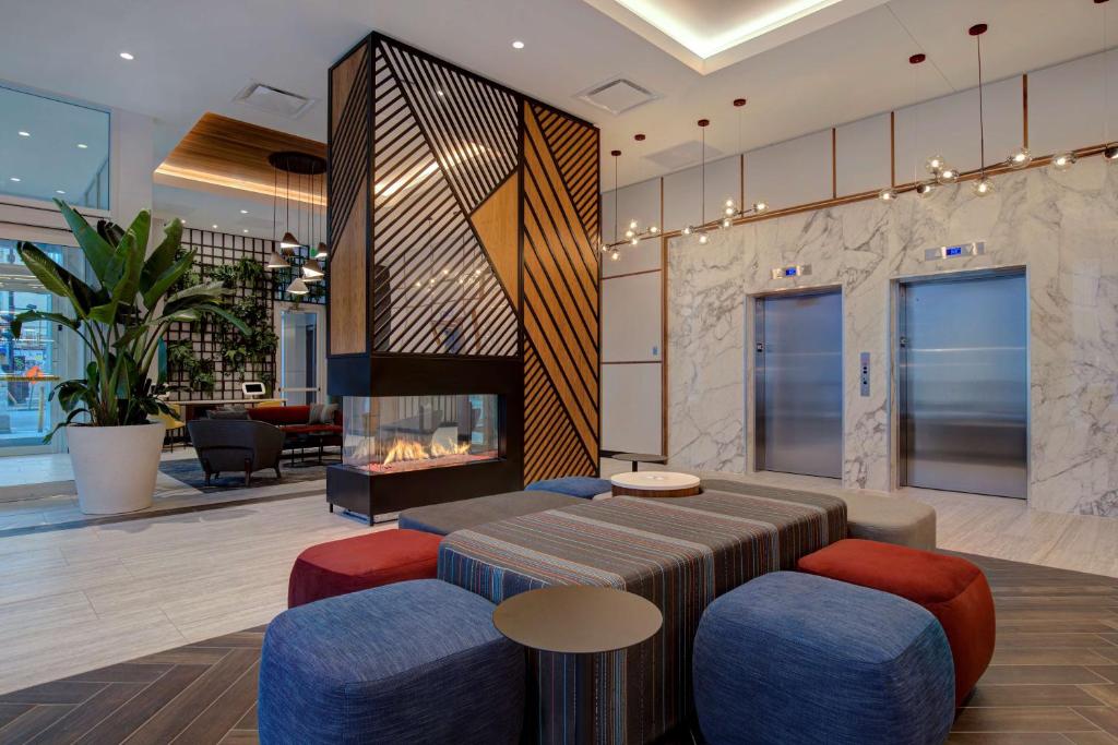 Hampton Inn Montreal Downtown, Qc Image