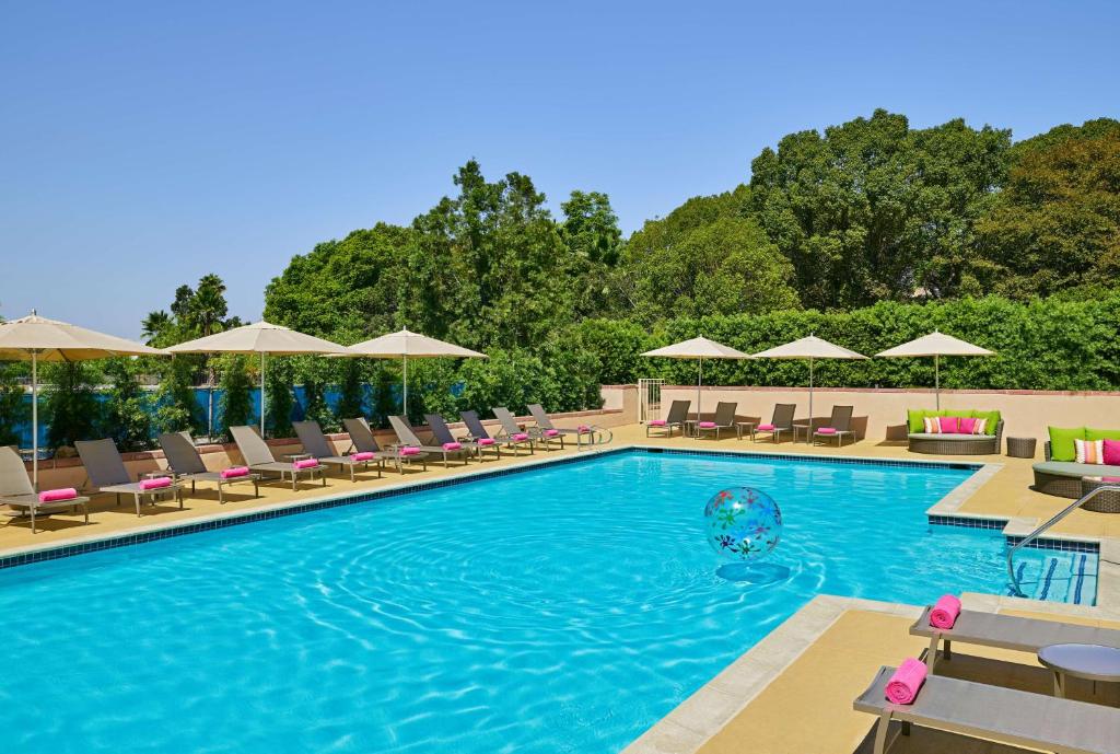 Hilton Los Angeles North-Glendale & Executive Meeting Center Image
