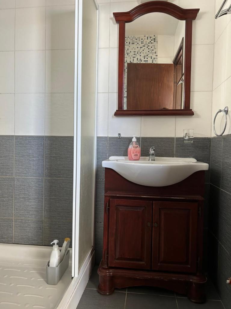 Extremely comfy apt with spacious private terrace 10min walk to the beach & in Town 8