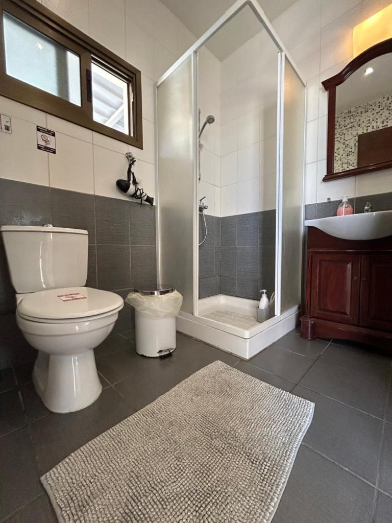 Extremely comfy apt with spacious private terrace 10min walk to the beach & in Town 3