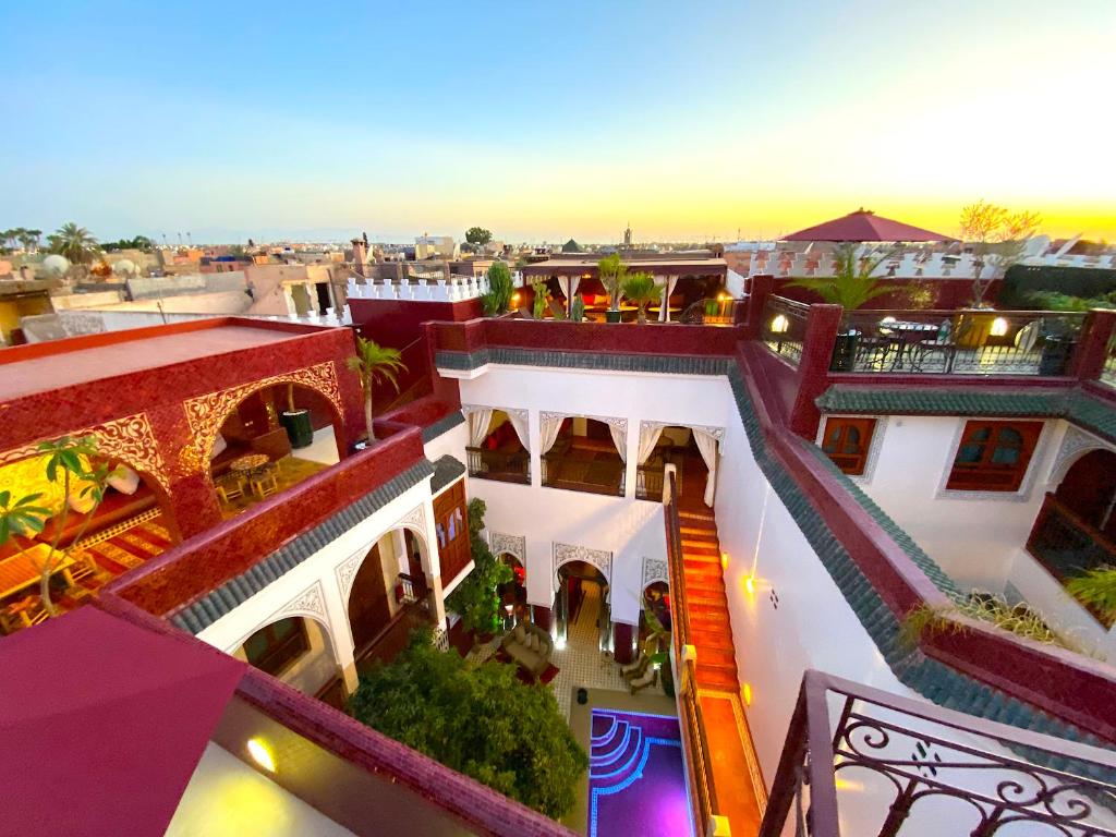 - une vue aérienne sur un bâtiment avec balcon dans l'établissement Riad La Perle Rouge, à Marrakech