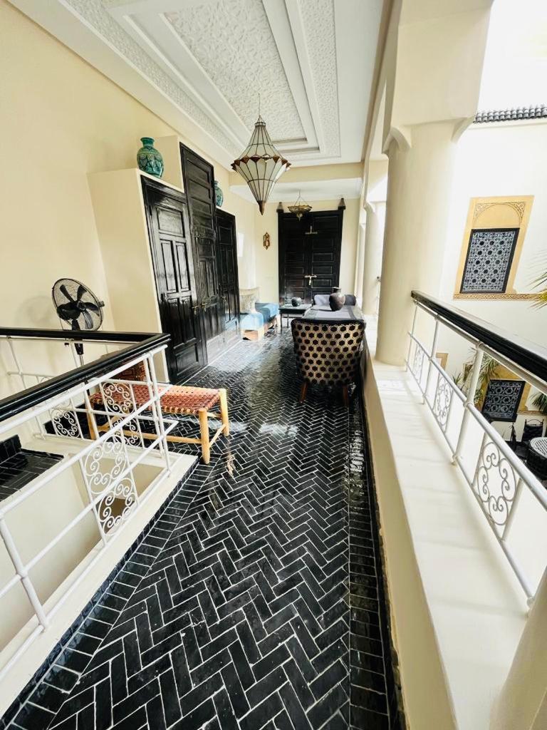 - un salon revêtu de noir et blanc dans l'établissement Riad Oasissime, à Marrakech
