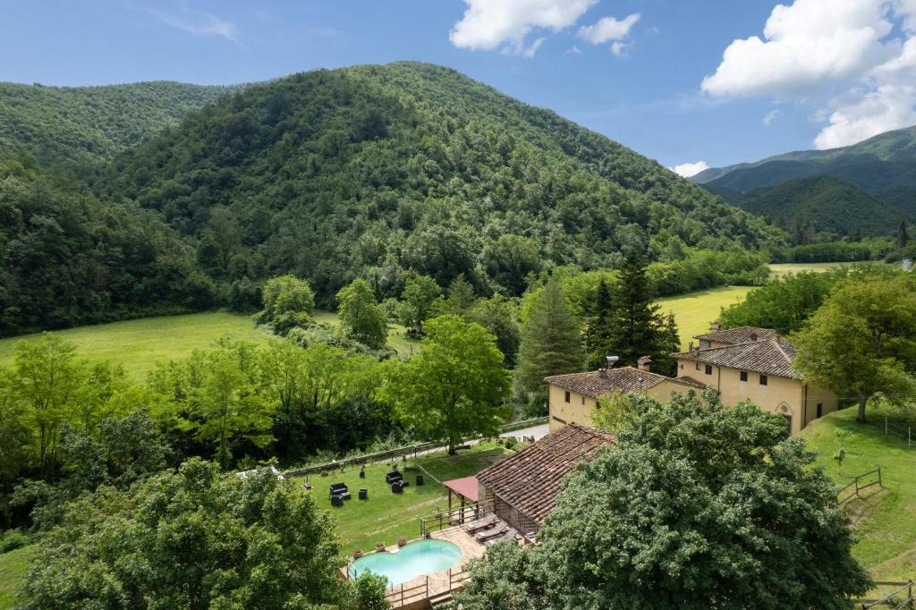- une vue aérienne sur une maison dans les montagnes dans l'établissement Locanda Di Alberi, à Borgo San Lorenzo