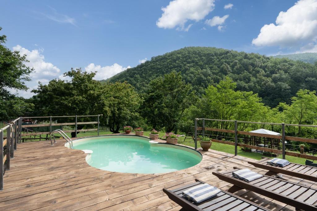 - une piscine sur une terrasse avec vue sur la montagne dans l'établissement Locanda Di Alberi, à Borgo San Lorenzo