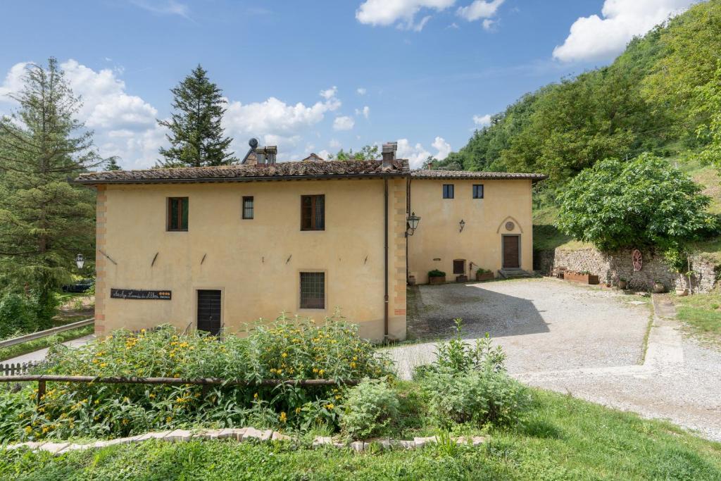 une vieille maison au milieu d'une montagne dans l'établissement Locanda Di Alberi, à Borgo San Lorenzo