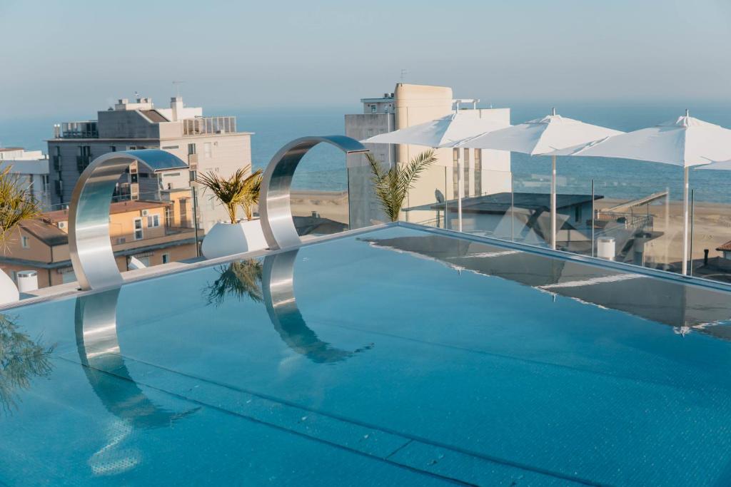 une piscine sur le toit d'un immeuble dans l'établissement J44 Lifestyle Hotel, à Lido di Jesolo