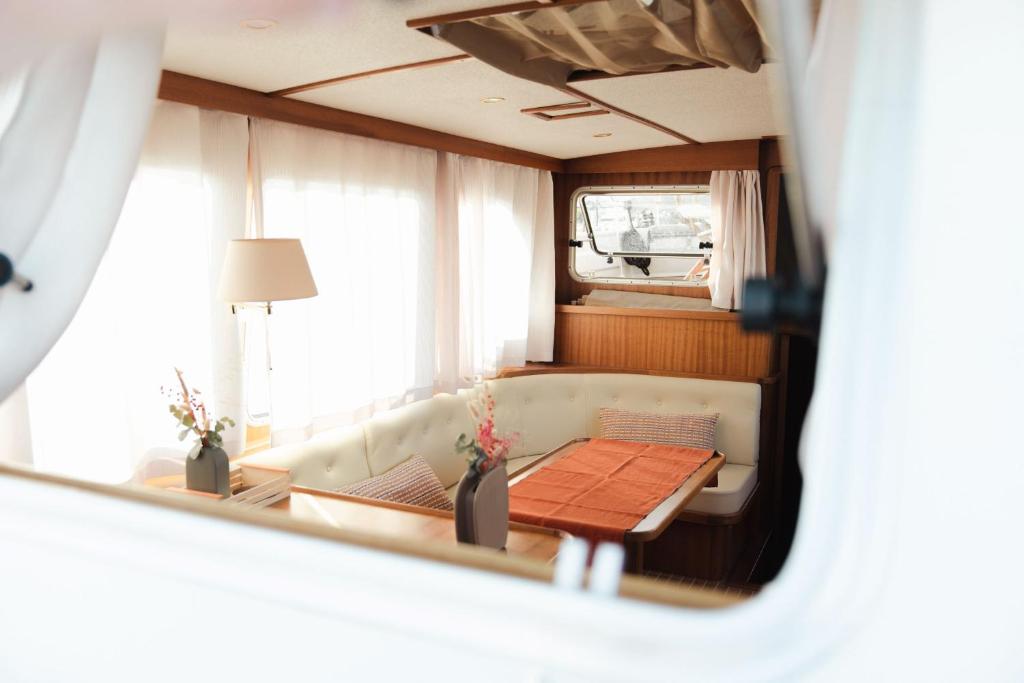 - un salon avec un canapé et une table dans l'établissement Hébergement insolite en demi-pension et excursion gastronomique en bateau, à Bouzigues