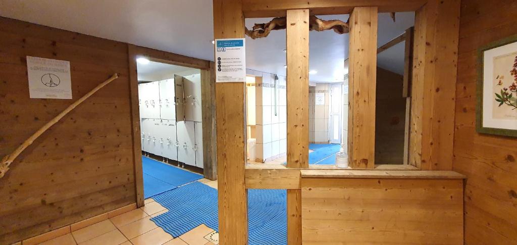 Cette chambre est dotée de murs en bois et de parquet bleu. dans l'établissement *Nouveau* Pied des pistes * Piscine ext. chauffée*, à L'Alpe-d'Huez