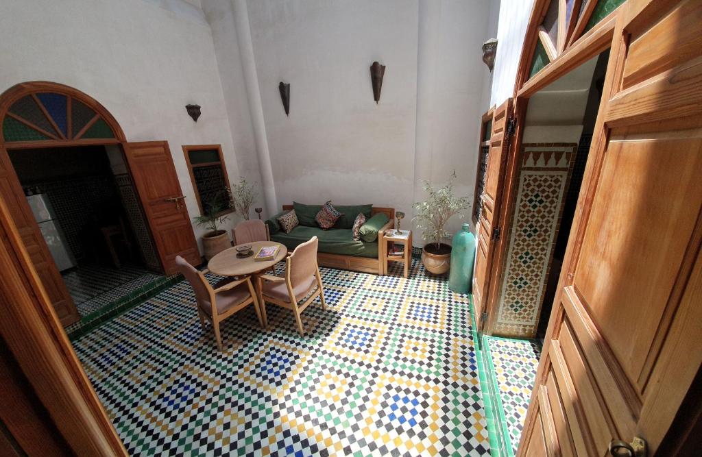 un salon avec un canapé et une table dans l'établissement Dar Houdou, à Fès 14 autres photos