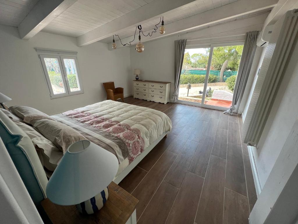 une chambre avec un grand lit et une grande fenêtre dans l'établissement Villa Vittoria, à Vieste